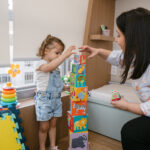 Sinais precoces de autismo antes dos 2 anos: o que observar no desenvolvimento infantil