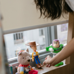 Toy Story 5 e as telas na infância: o que o filme acende no debate sobre o desenvolvimento das crianças